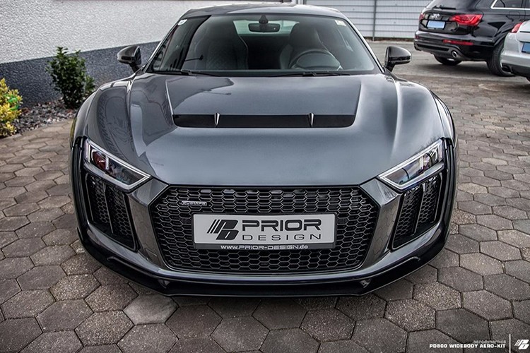 Chiếc  siêu xe Audi R8 thế hệ thứ hai trong bài này được hãng độ Prior Design nâng cấp theo hướng hầm hố và hung dữ hơn. Để làm được điều này, hãng độ đã thay các tấm ốp lớn ở cả bốn góc, thay mới giảm xóc, làm lại mặt trước với phần lưới tản nhiệt nhô ra ngầu hơn, bộ khuyếch tán sau cũng được làm mới. Toàn bộ phần ốp mới được làm từ vật liệu sợi thủy tinh Duraflex.